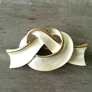 Vintage brooch JJ ribbon white enamel gold tone pretzel love knot pin